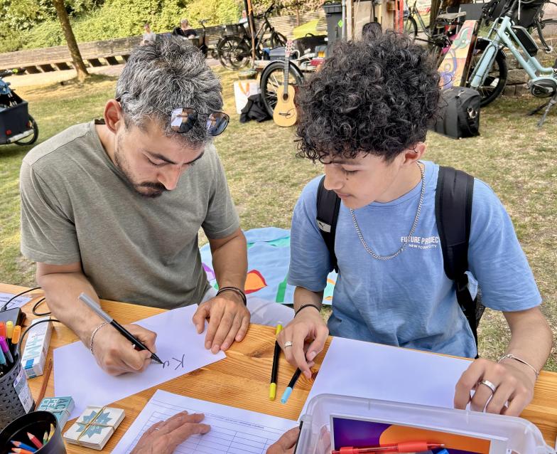 Twee deelnemers van een Peace Lab tijdens wereldvluchtelingendag Gent