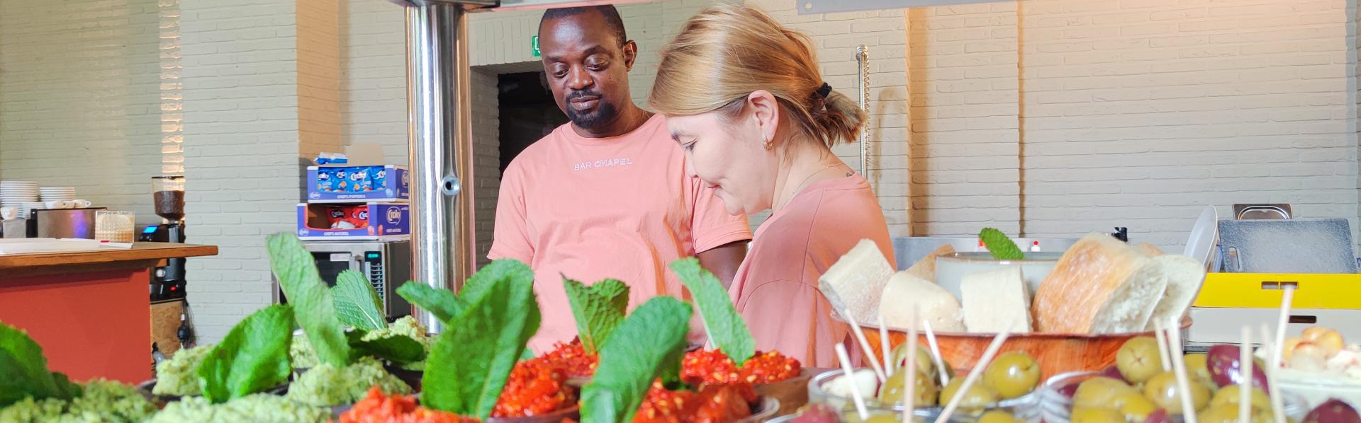 Mensen zonder wettig verblijf aan het werk in de keuken tijdens actie