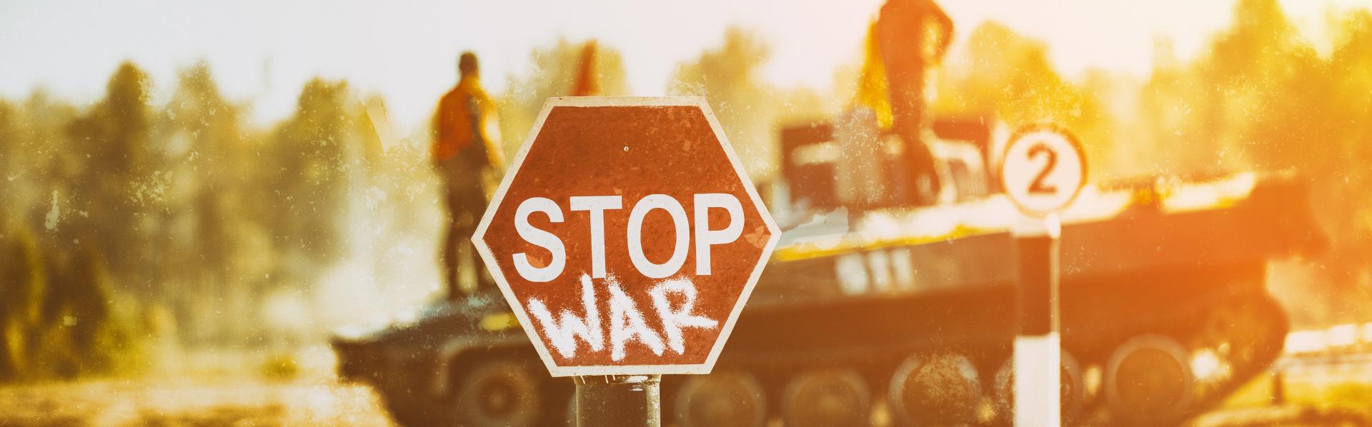 stop war verkeersbord met tank op de achtergrond