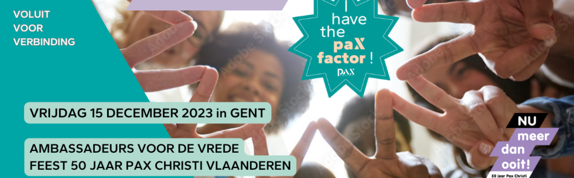 Mensen maken het vredesteken. In de tekst staat de save the date voor de viering van de ambassadeurs voor de vrede op 15 december in Gent.
