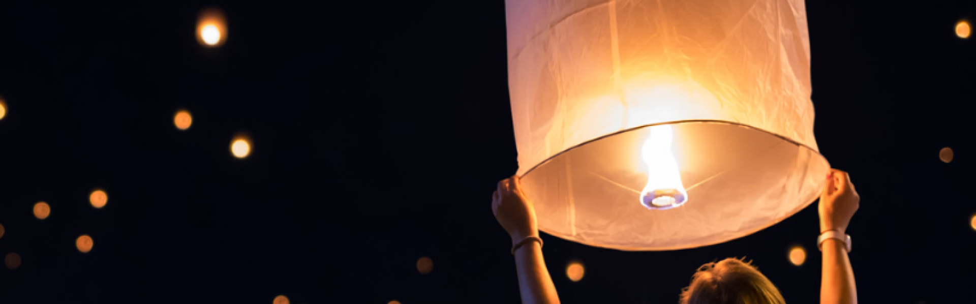 Een vrouw met lampionnen