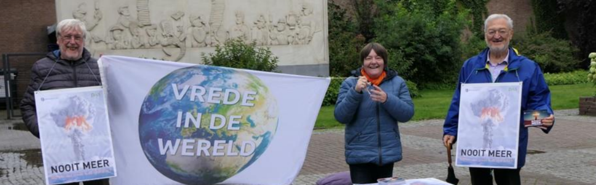 actie in sint-niklaas bij bibliotheek met spandoek