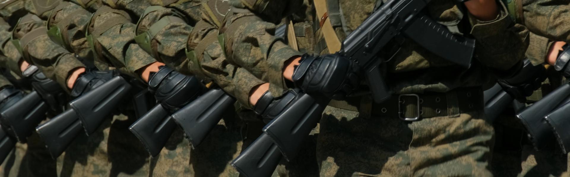 Soldaten met geweren