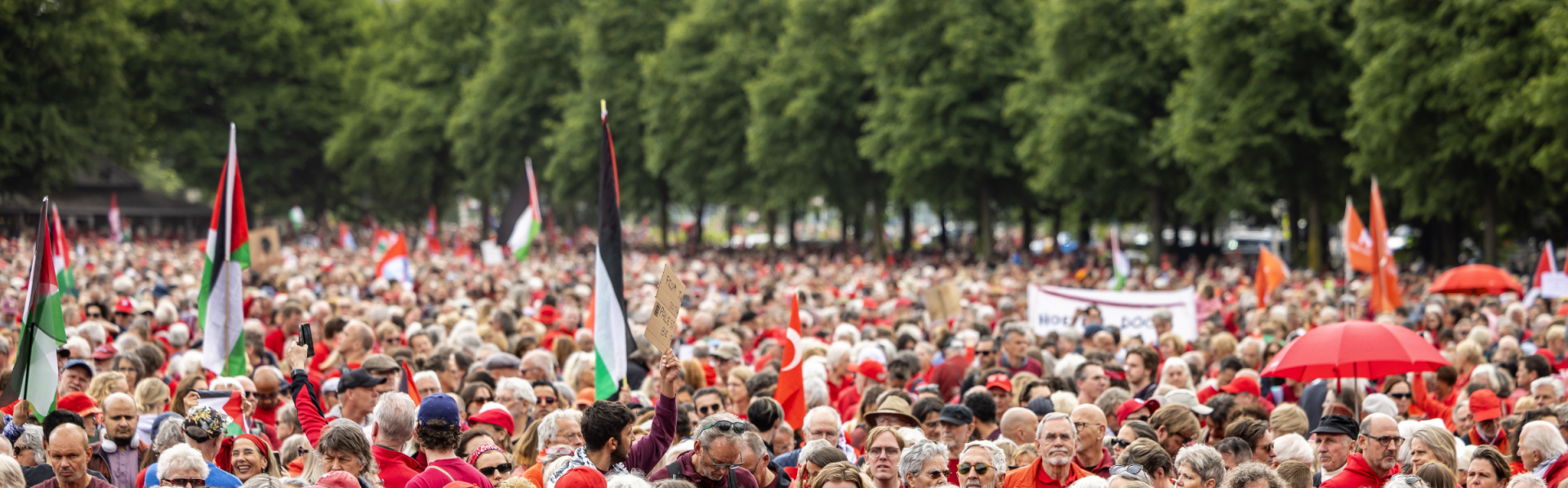 Betoging met mensen die rode kledij dragen