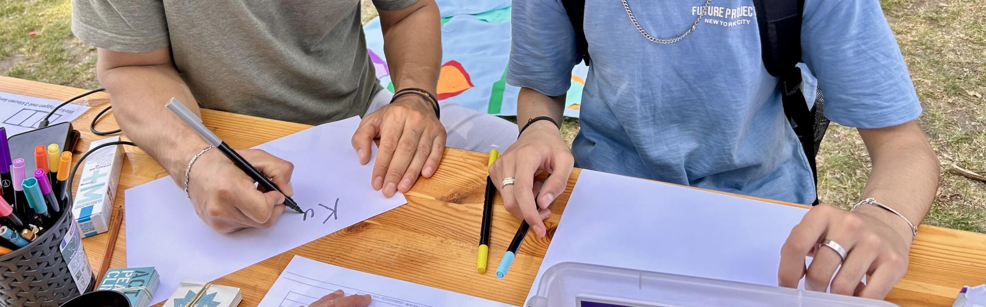 Twee deelnemers van een Peace Lab tijdens wereldvluchtelingendag Gent