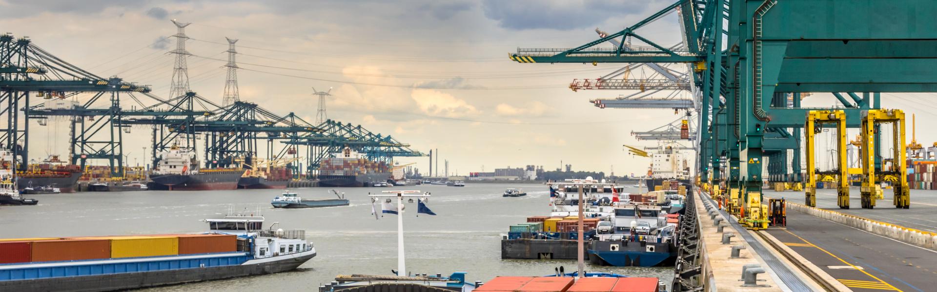 Containers in de haven van Antwerpen