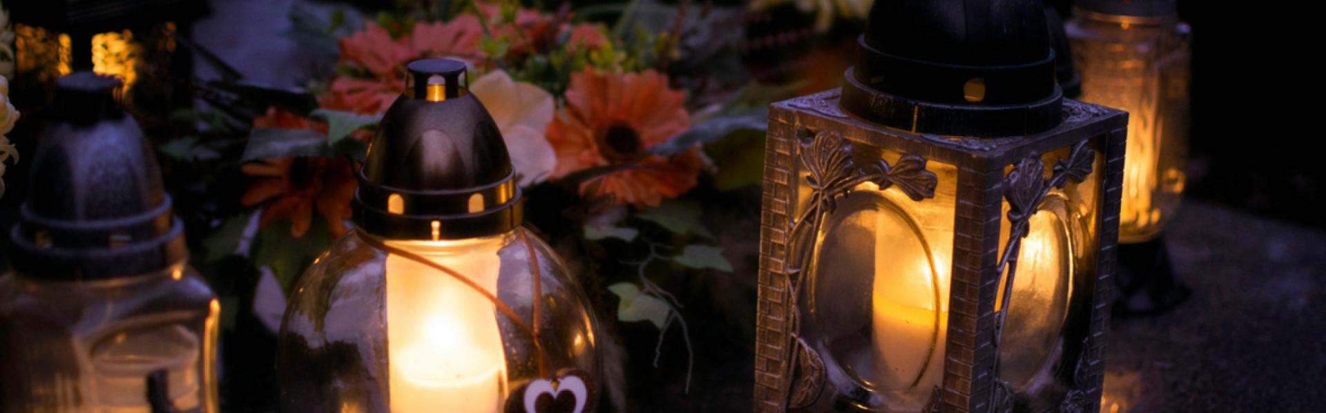 Kaarsen en bloemen staan op een graf