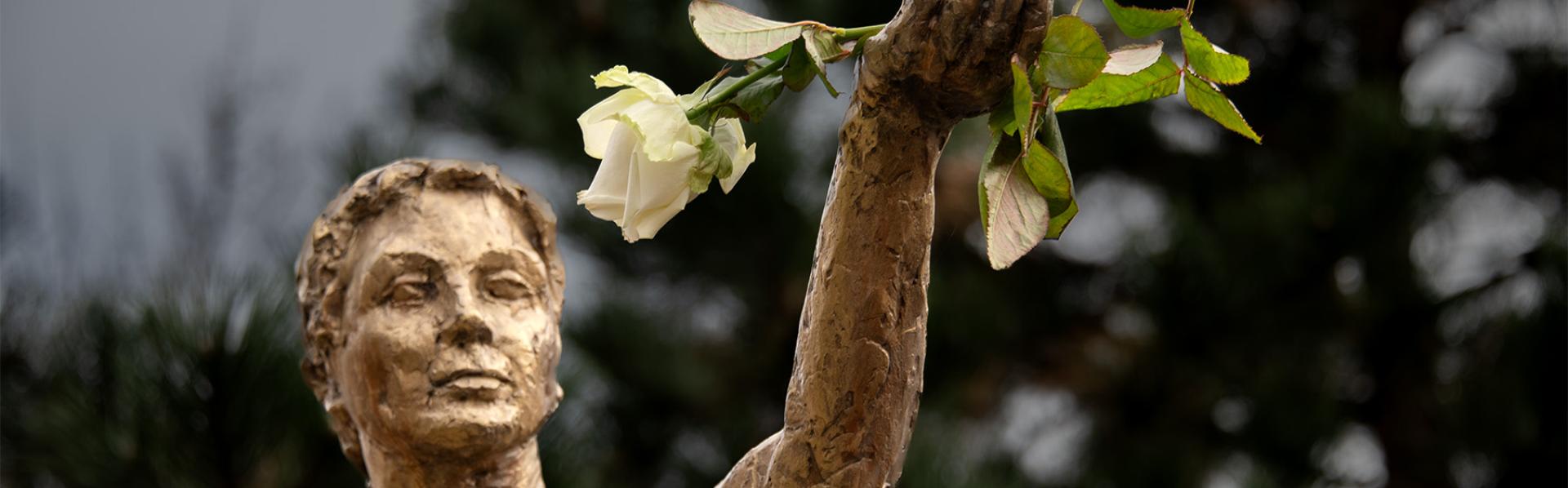 Foto herdenking aan standbeeld Onbekende Oorlogsvrouw (Leuven)