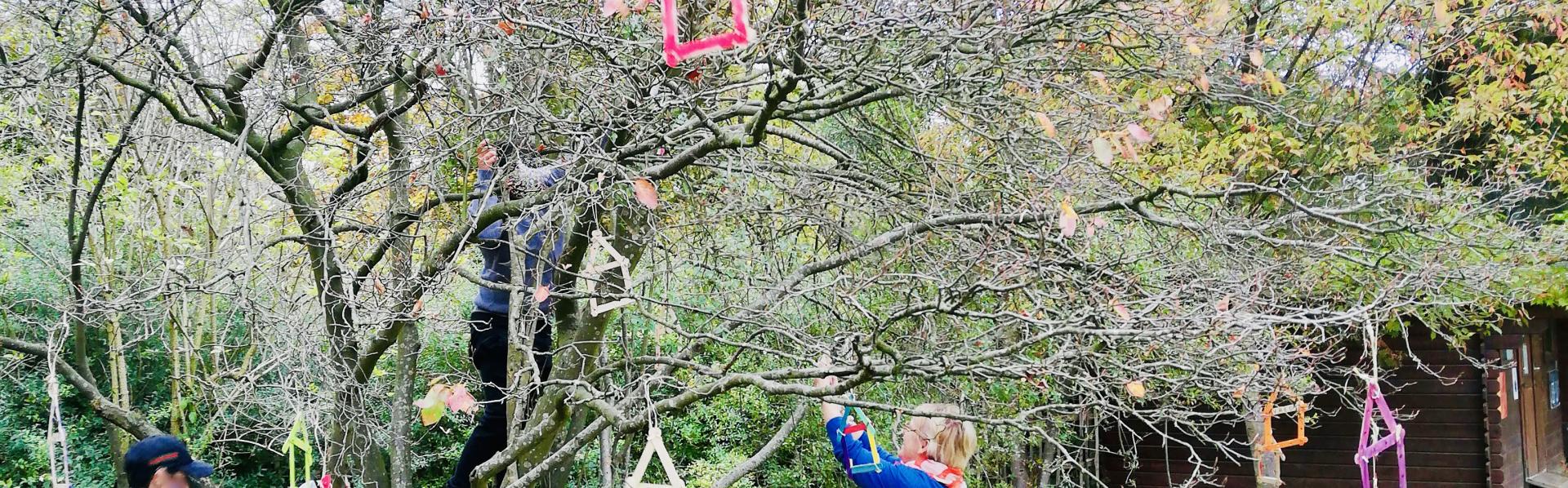 Kinderen spelen rond een vredesboom - Klas van Juf Marianne (Antwerpen)
