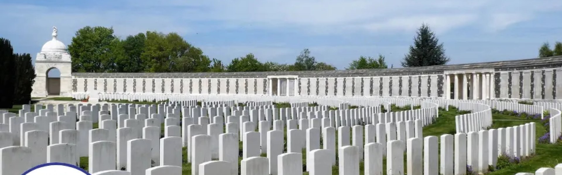 Foto van soldatenkerkhof met roze reiskoffer op wieltjes in de linkerbenedenhoek.