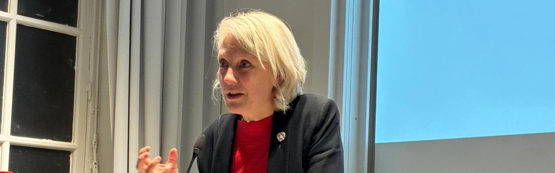 Annemarie van Pax Christi geeft een presentatie