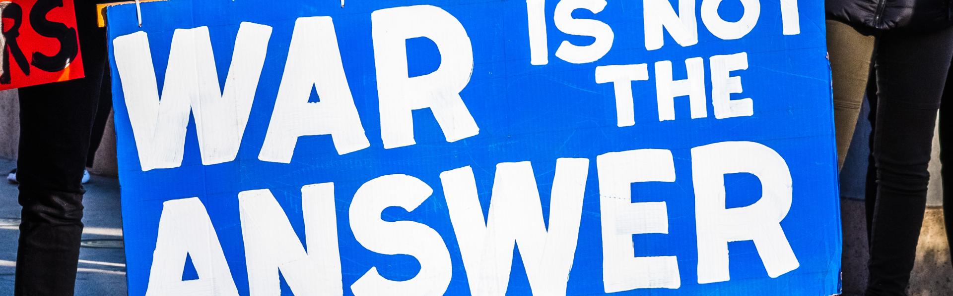 Bord met daarop "War is not the answer"