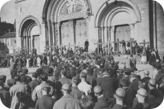 1946 Duitse krijgsgevangenen en bevrijde Europeanen stromen toe aan het kerkje van Vézelay. Vooraan staan de mensen met een groot houten kruis dat telkens een land vertegenwoordigt. Ook België was erbij.