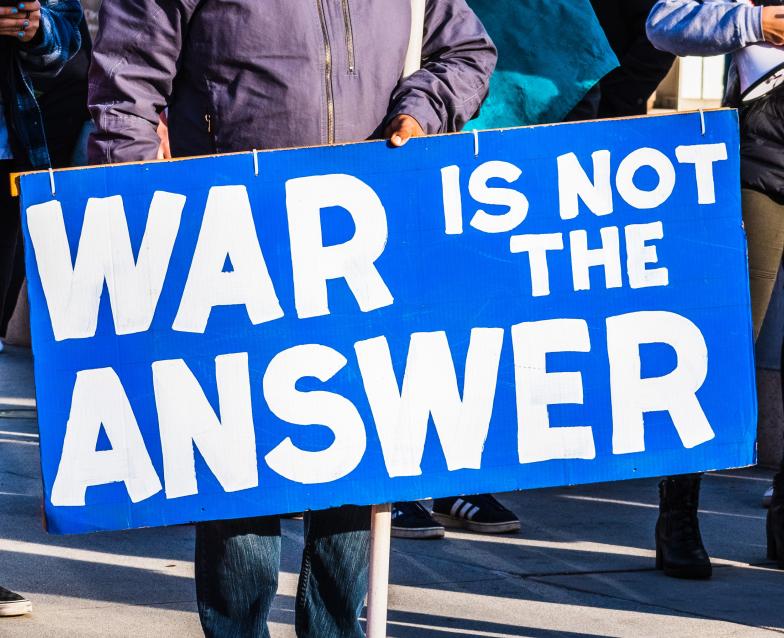 Bord met daarop "War is not the answer"