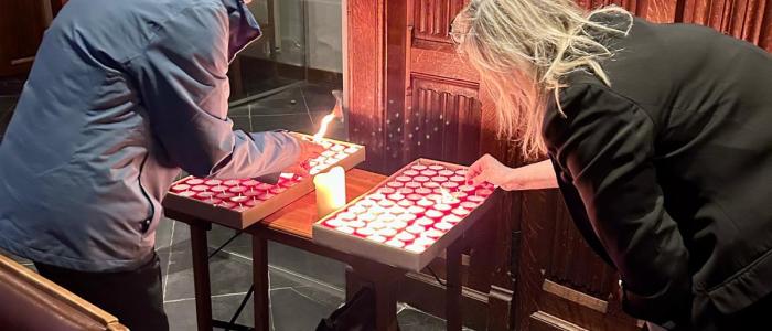 kaars branden tijdens vredesgebed