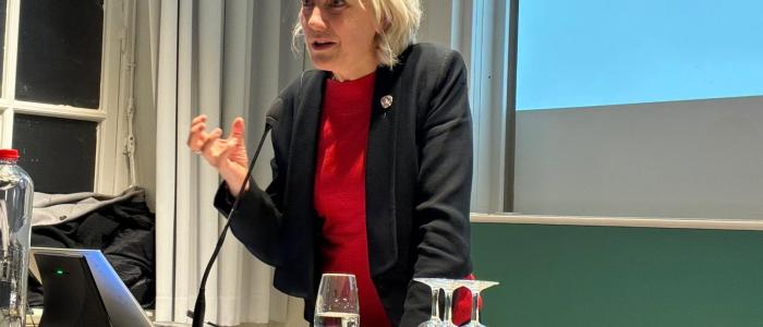 Annemarie van Pax Christi geeft een presentatie