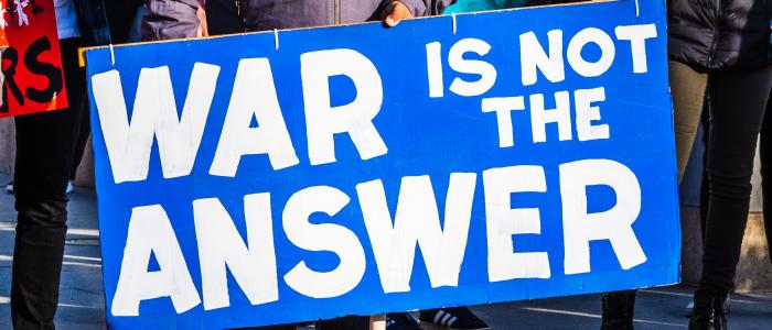 Bord met daarop "War is not the answer"