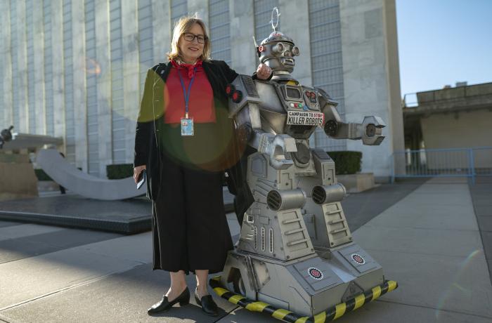 campagne tegen killer robots - robot met campagneverantwoordelijke