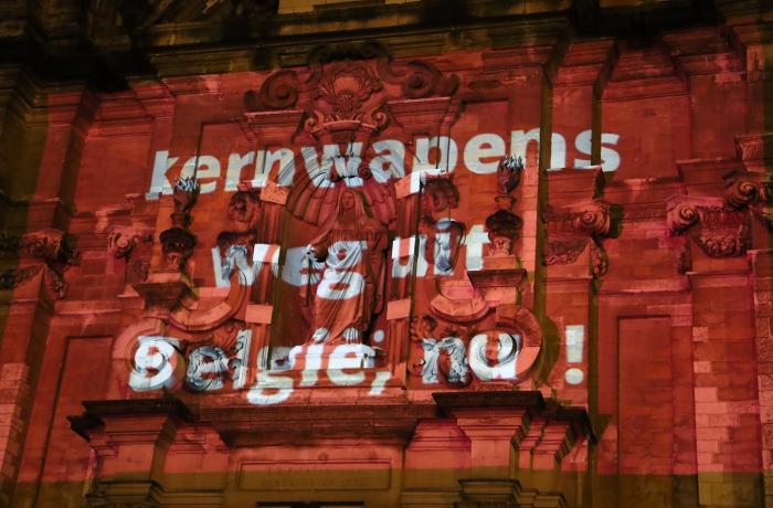 projectie op kerk - kernwapens weg uit België