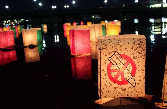 lampions op het water met anti-kernwapensymbool