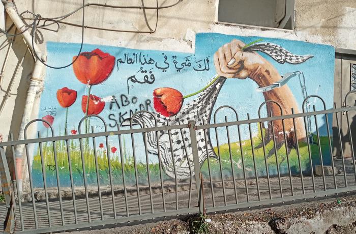 muur met rozen en keffiyeh in Palestina