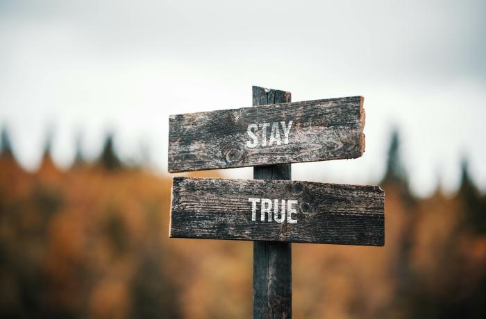 Tweerichtingsbordje: Stay true