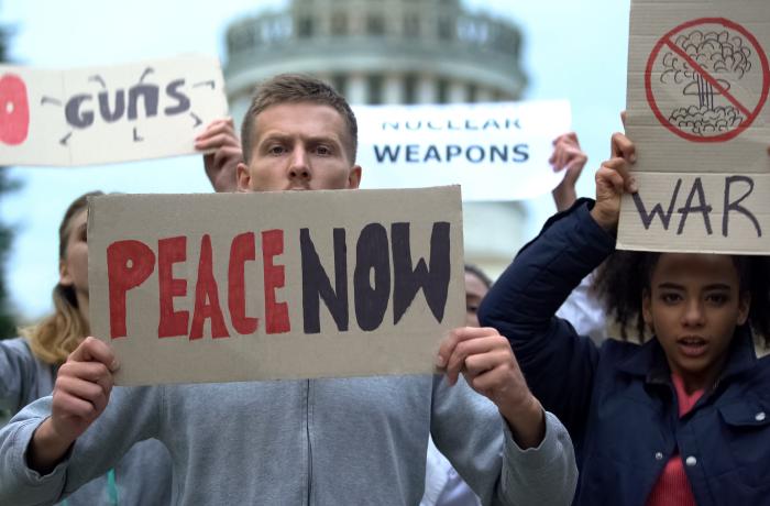 Jonge mensen demonstreren voor vrede tegen wapens
