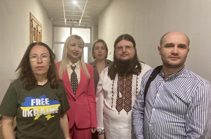 Galina, advocate Natalya, Michail en zijn vrouw Yurij van de pacisfistische organisatie