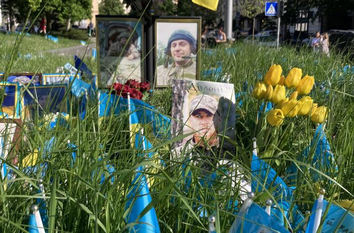 vlaggetjes voor de gesneuvelde soldaten op Maidan