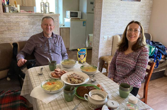 Ihor en Galina in het ouderlijk huis van Ihor aan tafel 