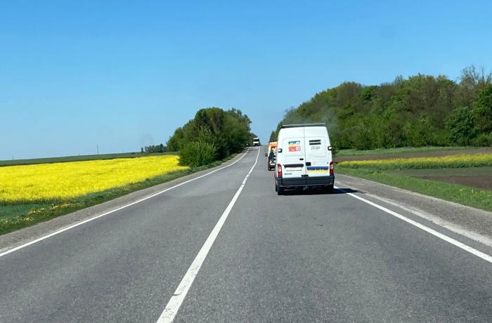 in konvooi rijden langs prachtig gele oekraiense velden en strakblauwe lucht