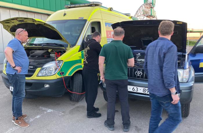 startkabels op de jeep van annemarie uit een ambulance