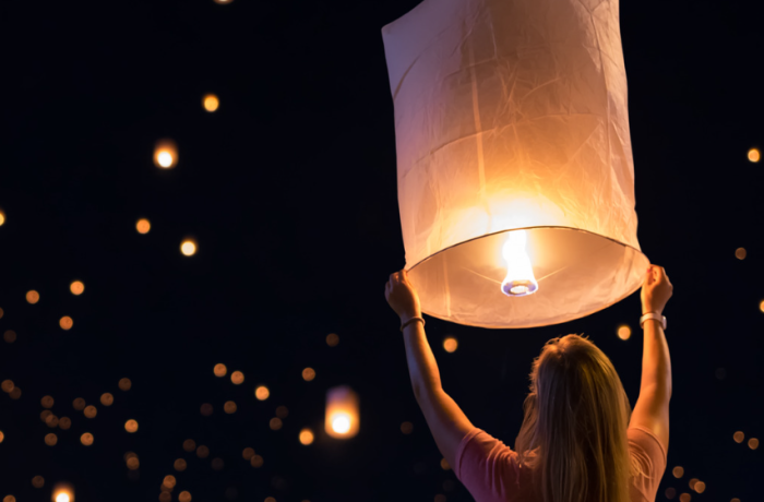 Een vrouw met lampionnen