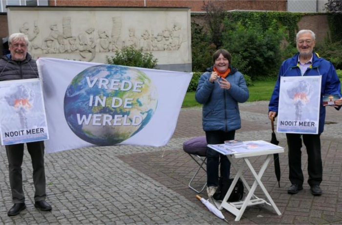 actie in sint-niklaas bij bibliotheek met spandoek