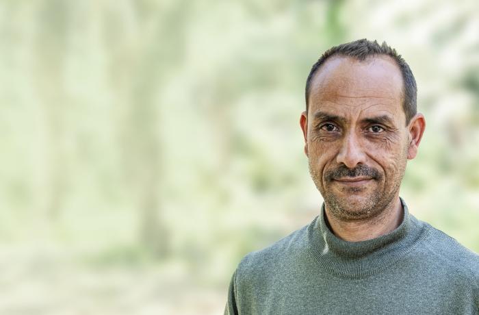 Man met dadels in zijn handen