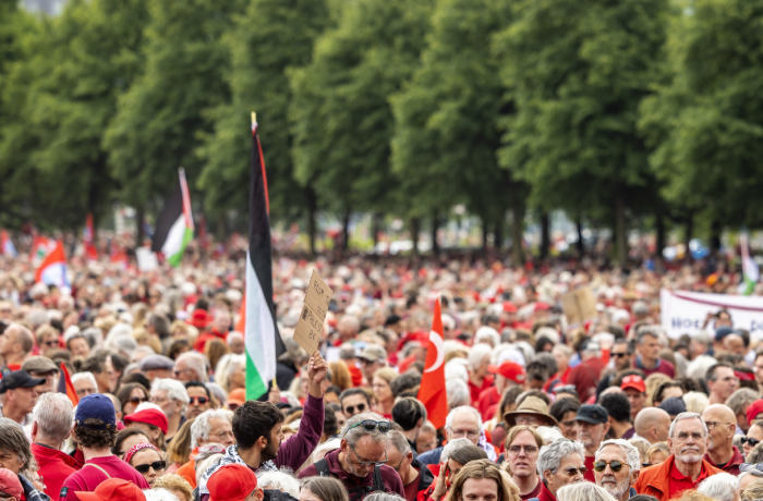 Betoging met mensen die rode kledij dragen