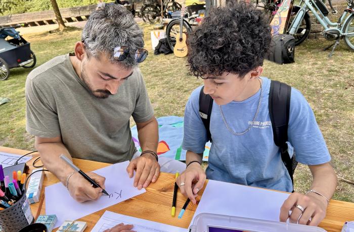 Twee deelnemers van een Peace Lab tijdens wereldvluchtelingendag Gent