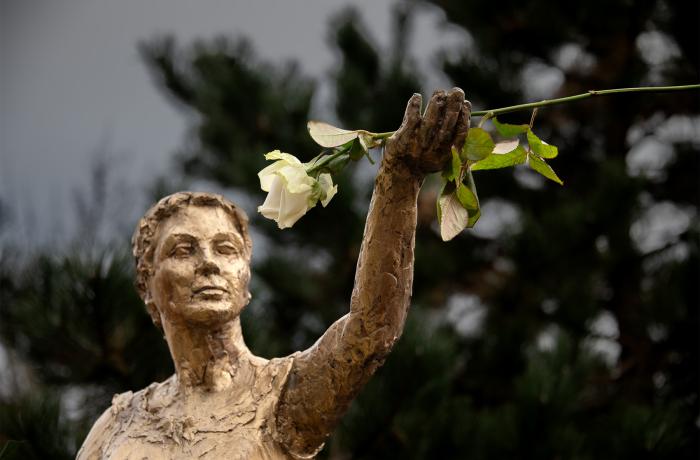 Foto herdenking aan standbeeld Onbekende Oorlogsvrouw (Leuven)