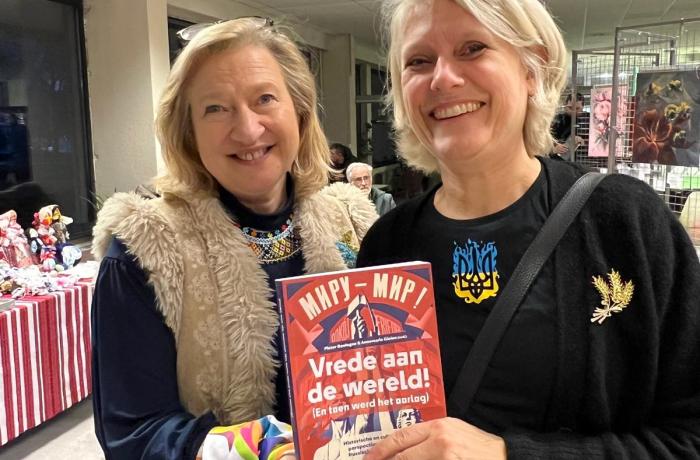 Svitlana en Annemarie boek Vrede aan de Wereld Herdenkingsdag