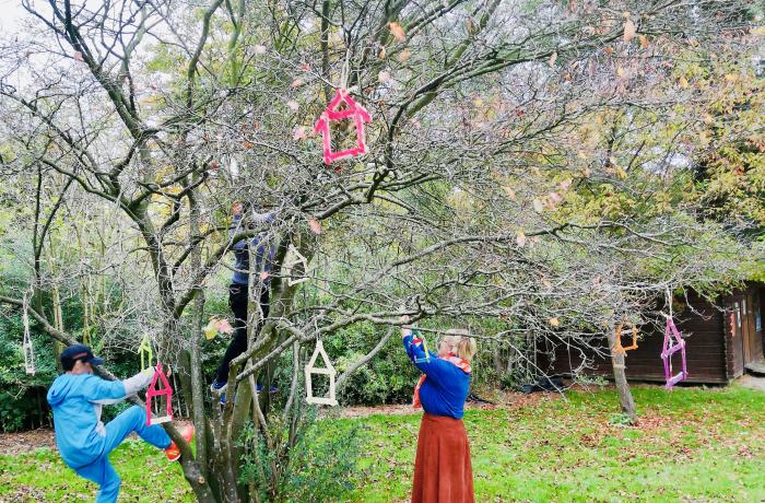 Kinderen spelen rond een vredesboom - Klas van Juf Marianne (Antwerpen)