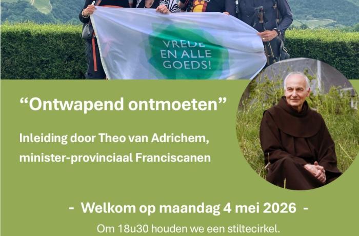 Een banner toont 4 pelgrims met de Franciscaanse vredeswens "Vrede en alle goeds". De titel: "Ontwapend Ontmoeten"
