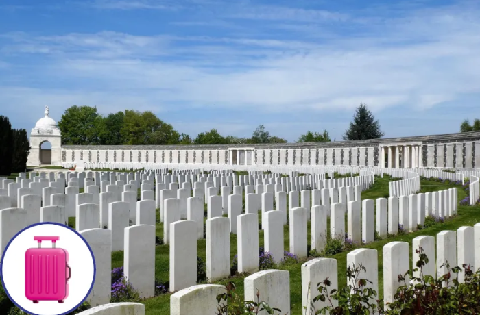 Foto van soldatenkerkhof met roze reiskoffer op wieltjes in de linkerbenedenhoek.