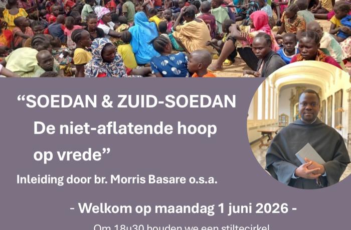Flyer met titel van de avond en foto van vluchtelingenkamp, met insprong een foto van de spreker. Logo's onderaan van Pax Christi, Minderbroeders Kapucijnen en TAU 