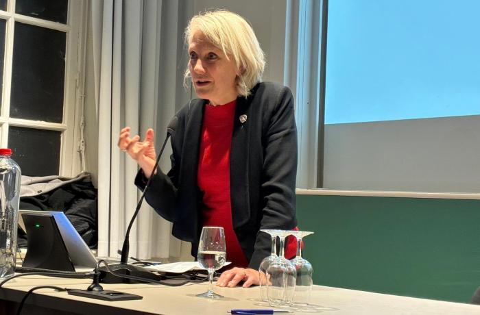 Annemarie van Pax Christi geeft een presentatie