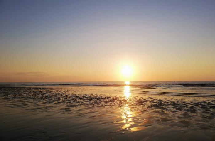 Zonsondergang over een strand