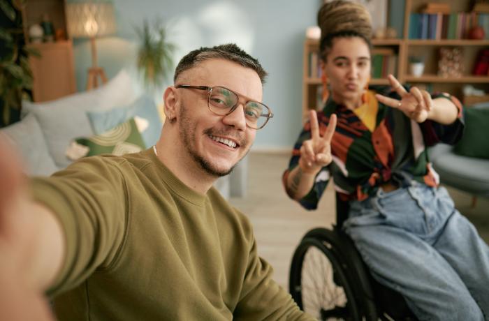 Twee enthousiaste jongeren tonen vredesteken