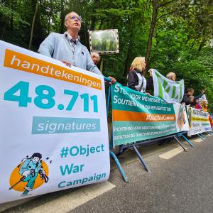 manifestanten met spandoeken '48.711 handtekeningen'