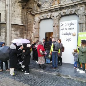  Een rij schuift aan aan de ingang van de Gentse Sint-Niklaaskerk voor de Expo Terugkeer van de Mens 