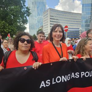 Bénédicte en Els achter de banner
