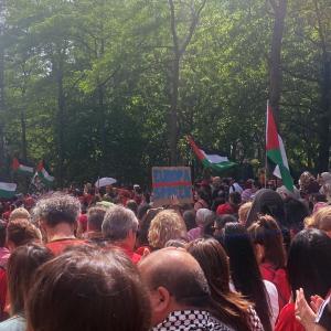 Bordjes op de betoging
